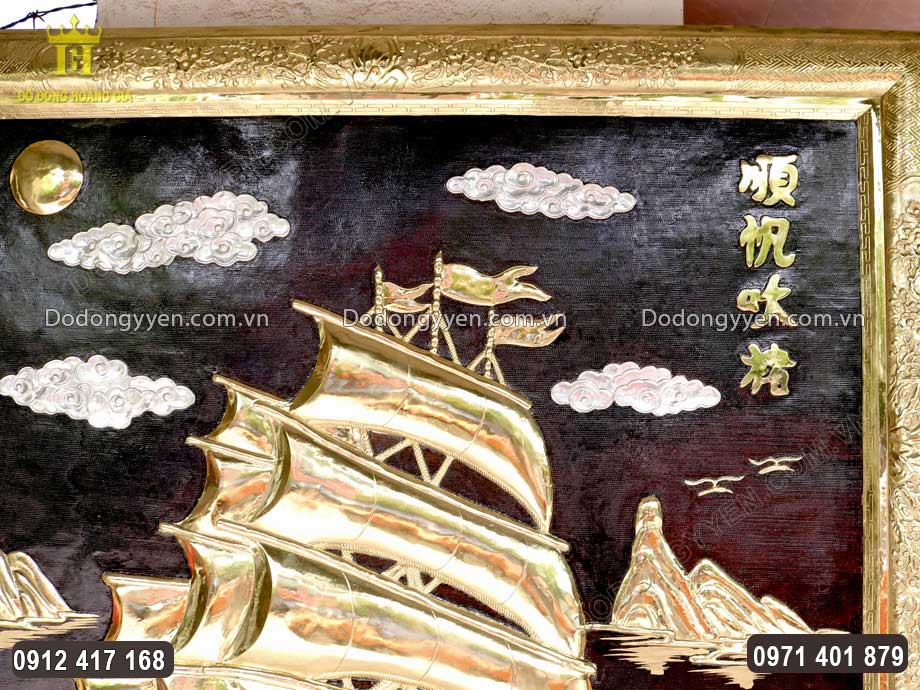Chữ Hán được chạm thúc sắc nét phía bên góc của bức tranh
